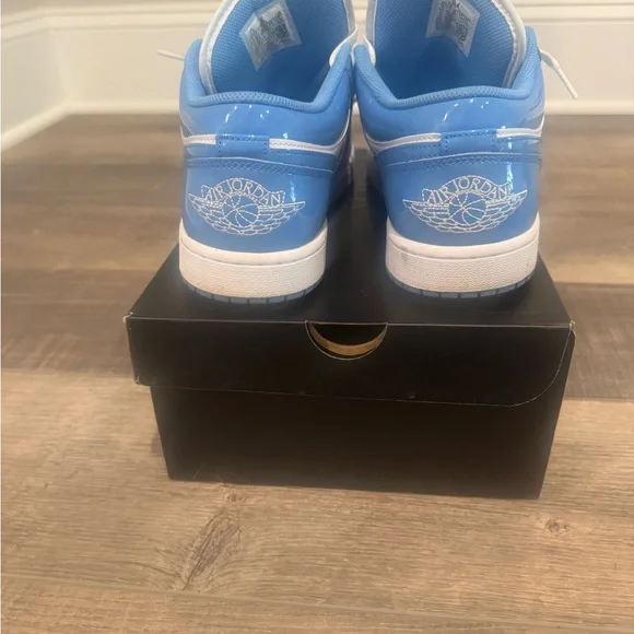 Air Jordan 1 Low SE - Picture 4 of 5